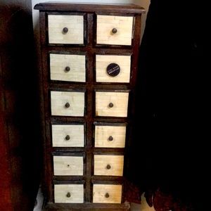 Its a nice jwellery organiser.